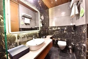 Bathroom sa Click Collection Grand Gateway Varanasi