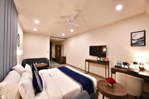TV at/o entertainment center sa Click Collection Grand Gateway Varanasi