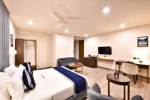 TV at/o entertainment center sa Click Collection Grand Gateway Varanasi