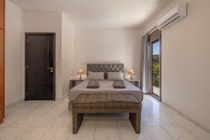 A bed or beds in a room at Luxury Mansion Rhodes