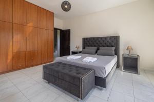 A bed or beds in a room at Luxury Mansion Rhodes