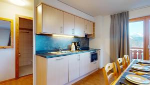 O bucătărie sau chicinetă la Pracondu 1 402 - OUTDOOR & FUN charming apartment