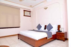 Postel nebo postele na pokoji v ubytování HOTEL METRO REGENCY