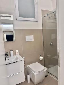 A bathroom at La casetta mape