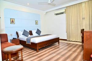 Postel nebo postele na pokoji v ubytování HOTEL METRO REGENCY