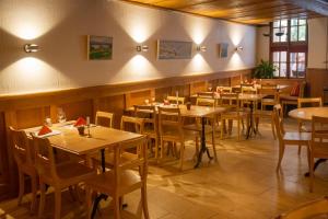 Restoran või mõni muu söögikoht majutusasutuses Hotel zum alten Schweizer