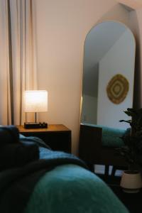 Rúm í herbergi á Seednest A-frame Treehouse Forest View&Game Room +37 myndir