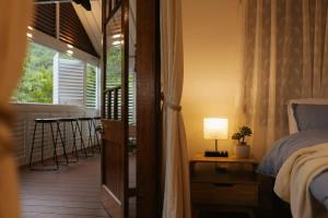 Легло или легла в стая в Seednest A-frame Treehouse Forest View&Game Room