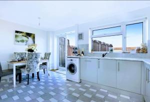 a kitchen with a washing machine and a table at Luxury Lodge Gillingham with Hot Tub and Parking in Hoo +5 photos