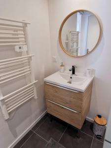 a bathroom with a sink and a mirror at 10 Charmant studio proche gare et centre in Valence