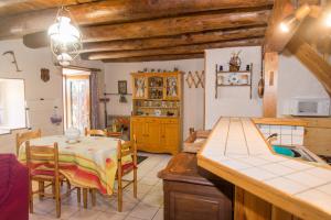 Gallery image of Gîte Le gîte des Jonquilles 6/8 personnes in Fau-de-Peyre +20 photos