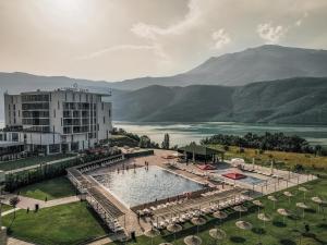 ein Hotel mit einem großen Pool neben einem Berg in der Unterkunft Hotel Lakeside in Vrbnica