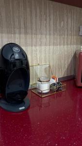 un aparato sentado en un piso rojo junto a una mesa en 2 Bedroom Apartament, FREE Parking, en Arad