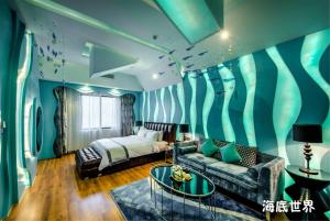 a bedroom with a bed and a couch and a table at Foshan Taohuayuan Boutique Motel in Foshan