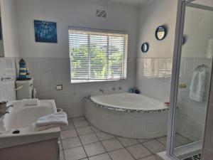 Photo de la galerie de l'établissement Afton Safari Lodge, au Cap 33 autres photos