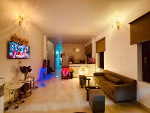 TV a/nebo společenská místnost v ubytování Hiếu Sang 68 Hostel & Villas Seaview Bến tàu Rạch Giá Harbor City
