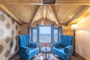 Posezení v ubytování Echor Kashmir Holidays Resort Srinagar