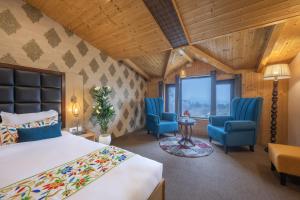 Postel nebo postele na pokoji v ubytování Echor Kashmir Holidays Resort Srinagar