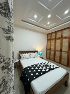 Ένα ή περισσότερα κρεβάτια σε δωμάτιο στο Kviar's home Douala Denver Bonamoussadi