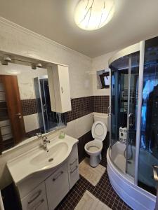 Ένα μπάνιο στο Elegant Private Villa with 3 Bedrooms, Office, and shared courtyard, Perfect for 8 Guests +14 φωτογραφίες