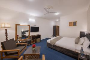TV a/nebo společenská místnost v ubytování Echor Kashmir Holidays Resort Srinagar