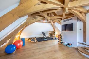 Habitación en el ático con techo de madera y suelo de madera. en Villa Bleu Rivage - Villa les pieds dans l'eau, en Veyrier-du-Lac