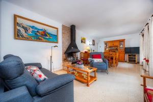 a living room with a couch and a table at Sa Marina de Port de Alcudia in Port d'Alcudia