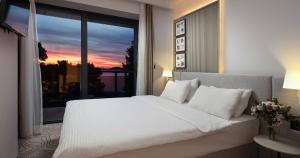 Кровать или кровати в номере SeeSea Hotel