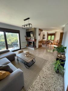 a living room with a couch and a table at Balcón da Ría in Badernado