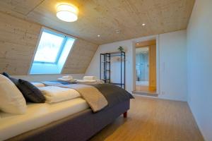 a bedroom with a large bed in a room at Cozer Living - stilvolles Maisonette Apartment in Meßstetten in Meßstetten
