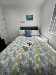 コベントリーにあるOnPoint Homeのベッド(掛け布団、タオル付)