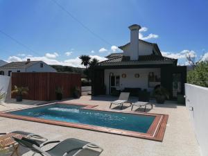 een zwembad voor een huis bij Espaço Roteiro de Mimos in São Vicente Ferreira