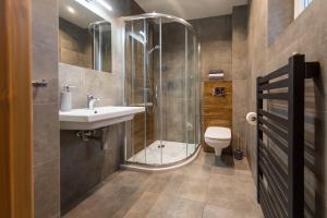 Un baño con ducha, lavabo e inodoro. en Agroturystyka Folwarczek Pokoje i Apartamenty, en Ustroń 54 fotos más