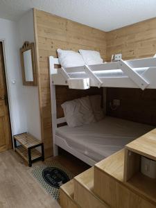 Habitación con 2 literas y espejo. en Studio 4-6 couchages.pied des pistes.Résidence Montana1, en Les Deux Alpes
