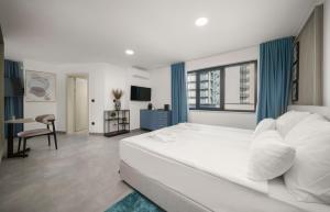 Кровать или кровати в номере SeeSea Hotel