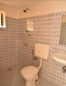 a bathroom with a toilet and a sink at Casa Alcova - 2bhk RowVilla Nagali hills Dona Paul in Panaji +8 photos
