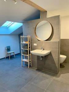 Ένα μπάνιο στο Ferienwohnung - Modern - Ausblick - Bodenseehinterland