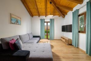 a living room with a couch and a tv at Villa RE by Istrialux in Svetvinčenat