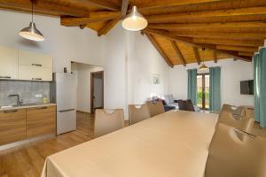 a kitchen and dining room with a table and chairs at Villa RE by Istrialux in Svetvinčenat