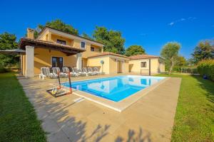 a house with a swimming pool in a yard at Villa RE by Istrialux in Svetvinčenat