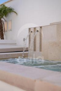 een zwembad met waterfontein in een gebouw bij Villa Chicadee - piscina privata - by Cala Salento in Campomarino