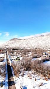 uma estrada num campo nevado com neve no chão em Lika Relax and Party House with sauna, jacuzzi and outdoor heated swimming pool em Lovinac