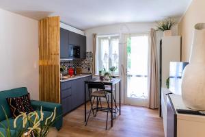 Kuchyň nebo kuchyňský kout v ubytování RELAX - Casa a 2 Passi dal Centro con Free Parking e WiFi