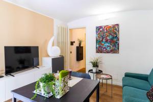 TV a/nebo společenská místnost v ubytování RELAX - Casa a 2 Passi dal Centro con Free Parking e WiFi