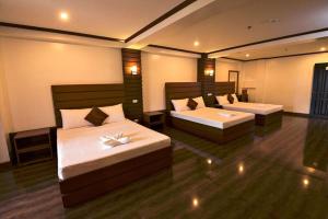 um quarto com duas camas num quarto com luzes em Abozza Resort em Boracay