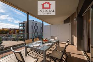 ein Esszimmer mit Tisch und Stühlen auf einem Balkon in der Unterkunft El Coralí Apartament Palamós in Palamós