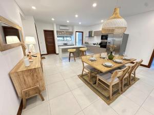 グランベにあるJardin sur la mer de Pointe aux Canonniersのテーブルと椅子のあるキッチンとダイニングルーム