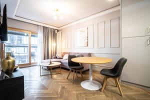 salon ze stołem, krzesłami i kanapą w obiekcie VipWarsawApartments Amber Mennica Residence w Warszawie