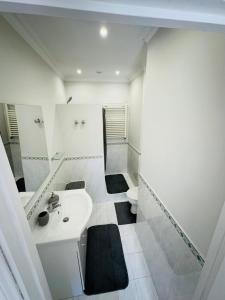 Un baño blanco con lavabo e inodoro. en Studio l'olivier, en Grasse