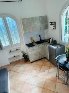 una cocina con fregadero y estufa en Studio l'olivier, en Grasse